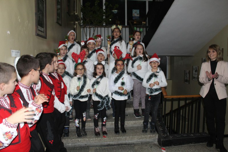 Коледари, детски концерт и базар създадоха празнично настроение в училище в “Северен“