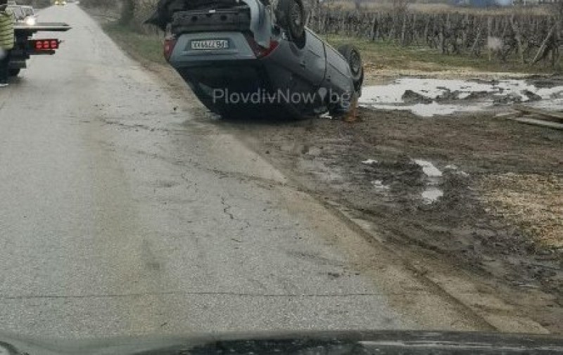 Пиян шофьор се преобърна с колата си край Куртово Конаре