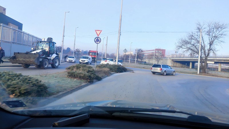 Поредна катастрофа стана в Пловдив, кола се озова в тревата