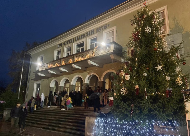 Дядо Коледа, концерт и коледен огън навръх Рождество в Брезово, следва денят на традиционната тава