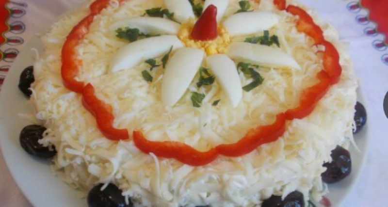 Вкусна и ефектна солена торта за Новогодишната трапеза