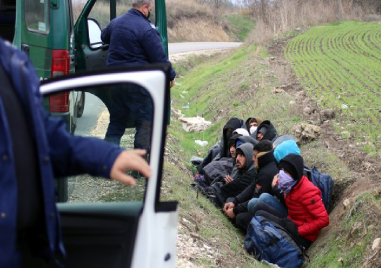 Нова група бежанци намерени в Хисарско, каналджията ги изоставил