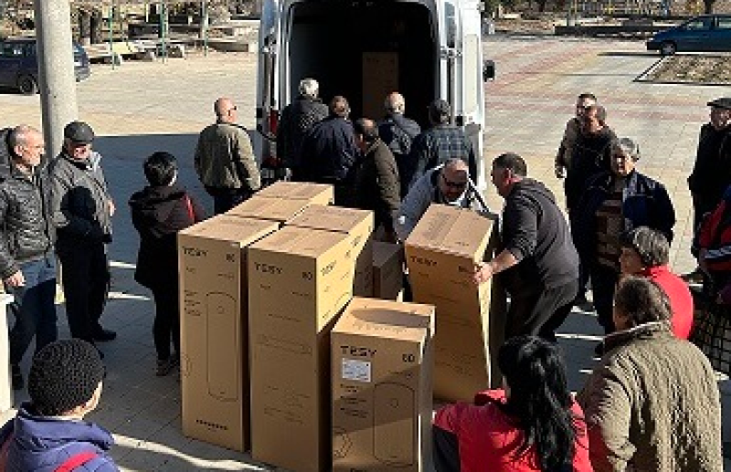 Дадоха днес електроуреди и ваучери за тях на пострадали от наводненията в Карловско