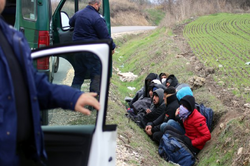 Нова група бежанци намерени в Хисарско, каналджията ги изоставил