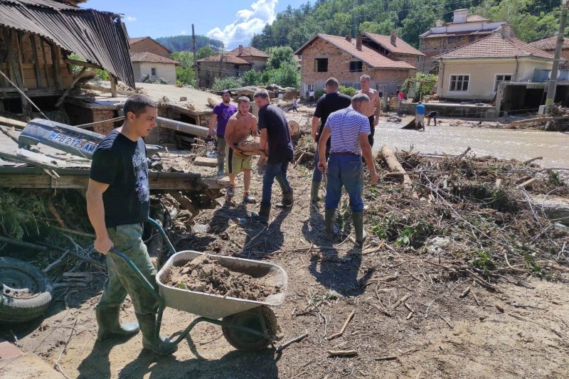 Наградиха доброволците, оказали помощ на пострадалите от наводненията в  Карловско