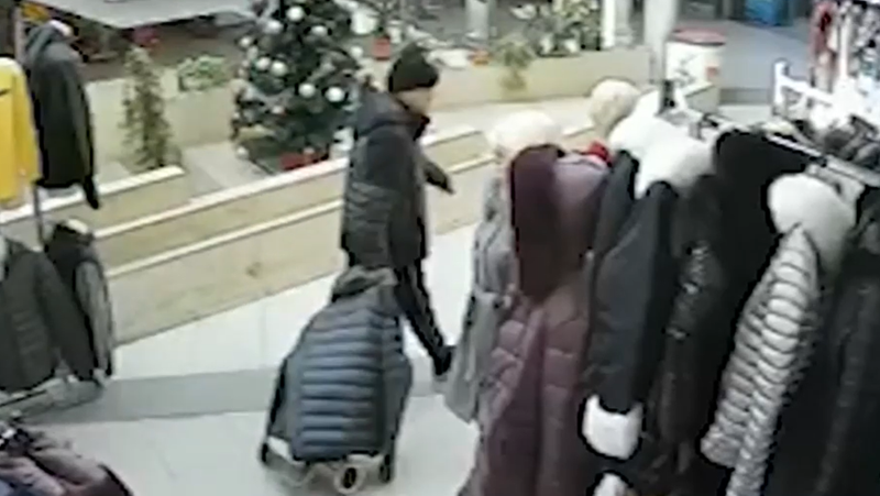 Мъж си хареса яке в Пловдив, но не го плати