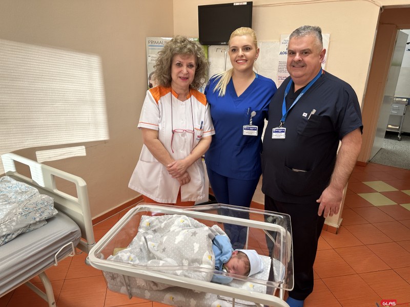 Първото бебе на годината в Пловдив дойде на бял свят в ръцете на баща и дъщеря