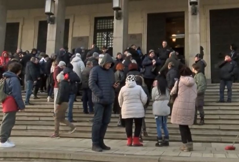 Хора чакат с часове, за да се сдобият с монетата в памет на Христо Ботев