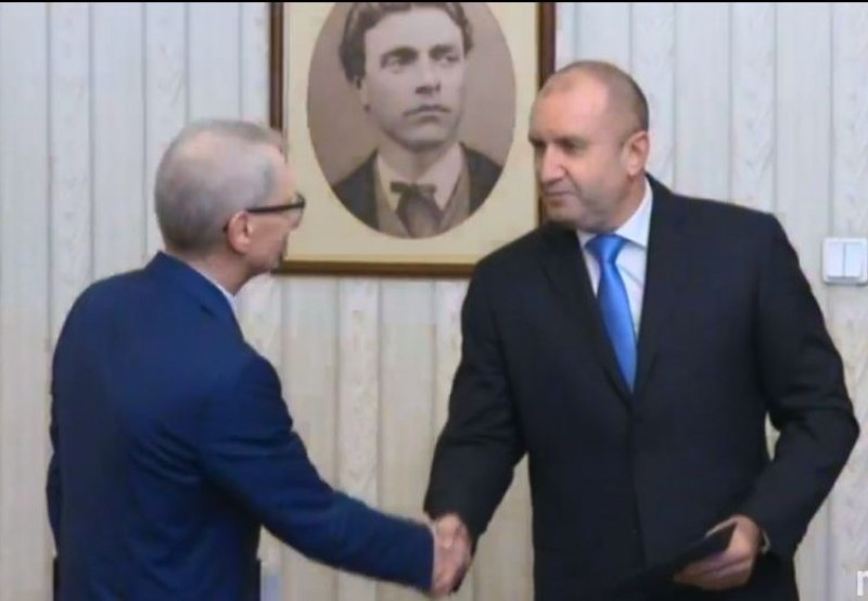 Президентът връчи втория мандат на “Продължаваме промяната“