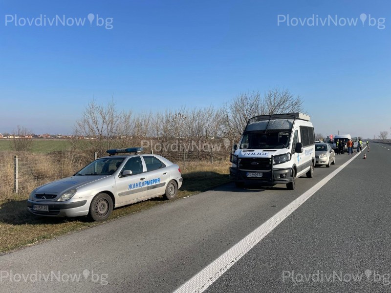 Задържаха 56 мигранти на АМ“Тракия“, арестуван е полицай