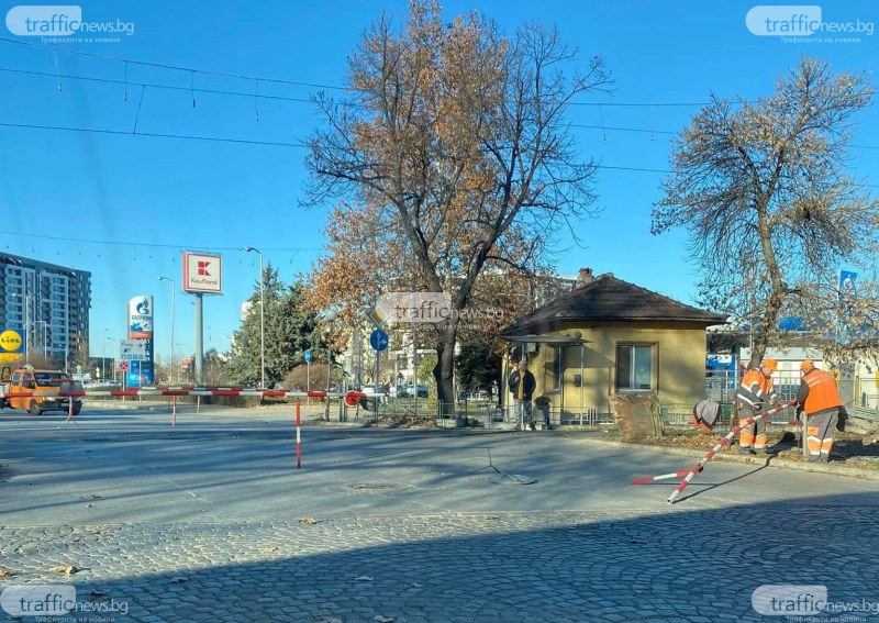 Инцидент на жп прелез в Пловдив, бариерата падна върху кола