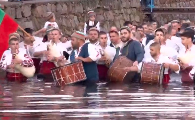 Мъжкото хоро се изви в Калофер във водите на Тунджа