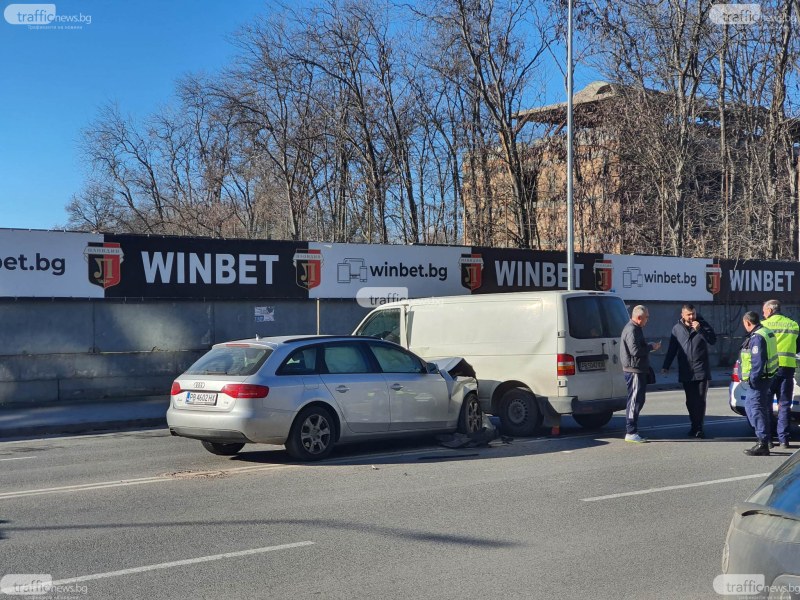 Нова катастрофа стана в Пловдив, кола и бус се удариха