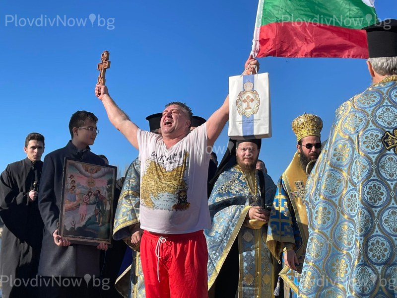 Пловдивчанин спаси кръста за шести път, скача от 30 години