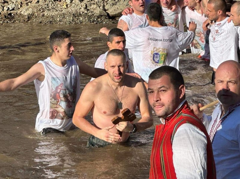 Пожарникар спаси кръста от водите на река Манастирска край Сопот