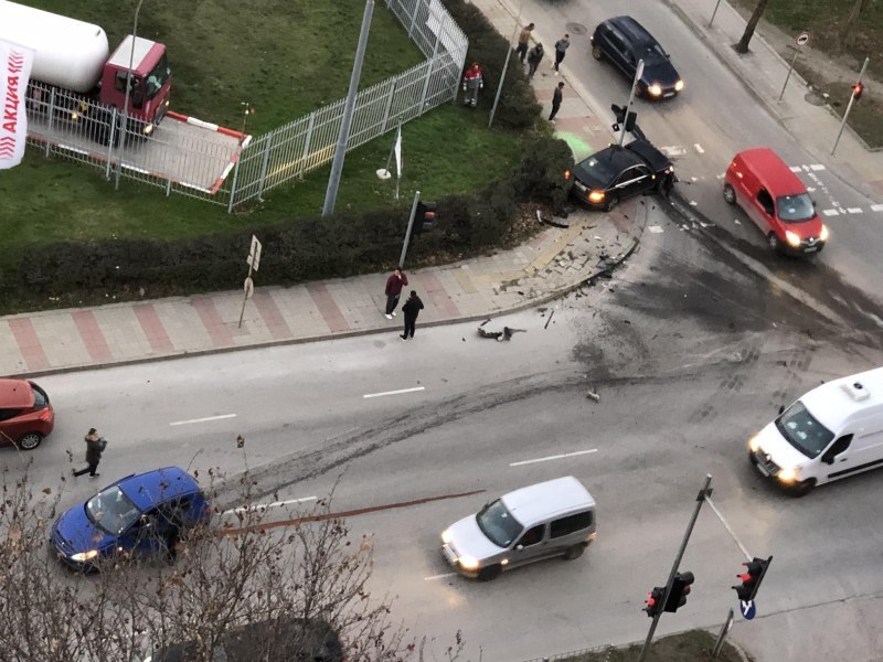 Зрелищна катастрофа стана в Пловдив в час пик