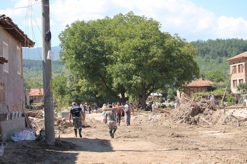 Дариха 212 климатика за пострадалите от наводненията в Карловско