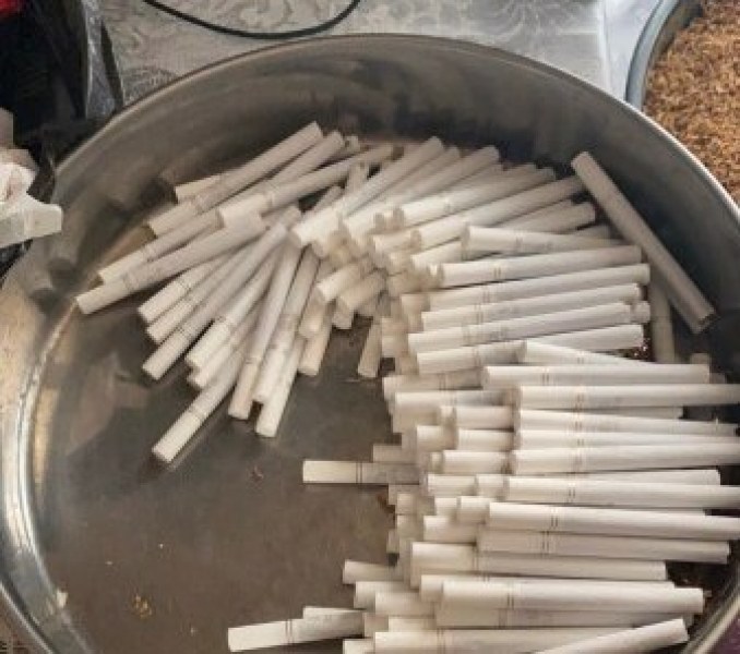 Спипаха трима на Руския пазар с незаконни тютюн и цигари