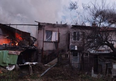 Къща горя край Куклен, възрастни хора имат нужда от помощ