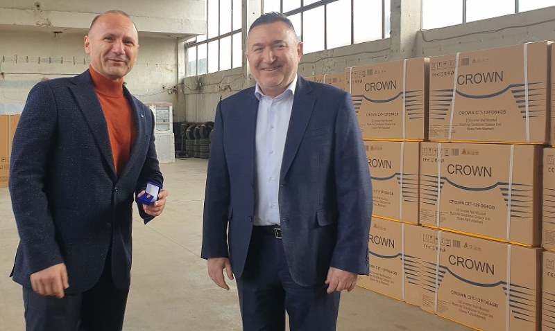 Министърът на енергетиката предаде 212 климатика за пострадалите в Карловско