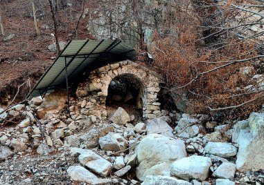 Доброволци възстановяват разрушения параклис до Сопотненския водопад