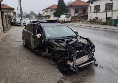 Шофьор помля две коли край Стамболийски и избяга