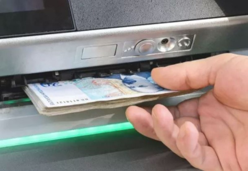 Браво! Пловдивчанка намери пари в банкомат и ги върна на притежателя им