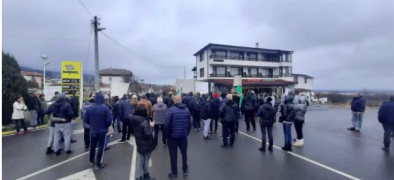 Нов протест край Асеновград, стотици блокираха извънградски път