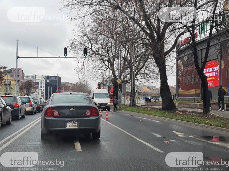 След два месеца чакане: Подмениха отнесения от кола светофар на Сточна гара
