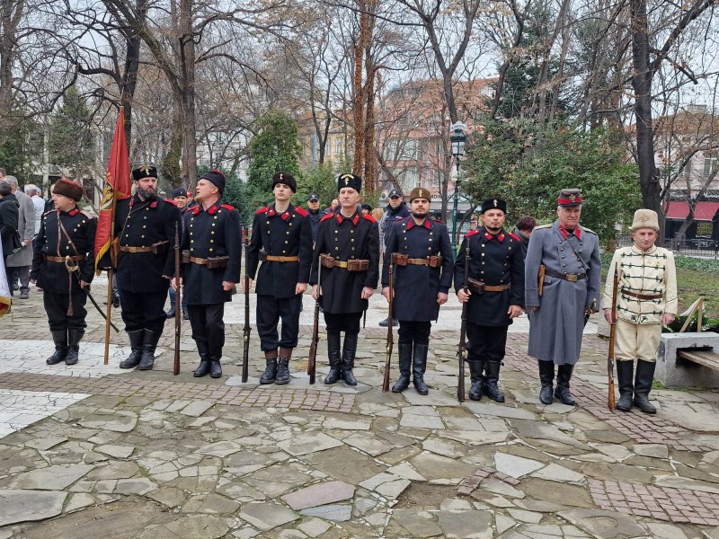 Пловдив почете освобождението си пред паметника на капитан Бураго