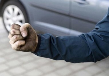 Млад мъж слезе от кола и наби възрастен човек в Пловдив