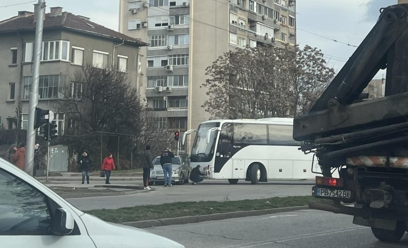 Автобус и кола се удариха челно в Кючука