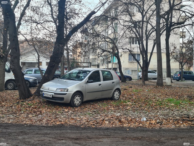 Пловдивчанин: Ежедневно виждаме зарязани коли по градинки, полянки и на всякакви места