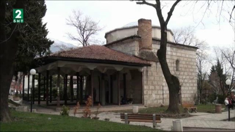 Затварят пешеходните алеи около Куршум джамия в Карлово заради ремонта