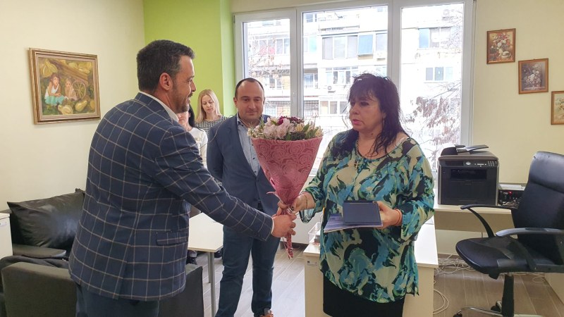 Изпратиха тържествено в пенсия дългогодишен директор на детска градина в Пловдив
