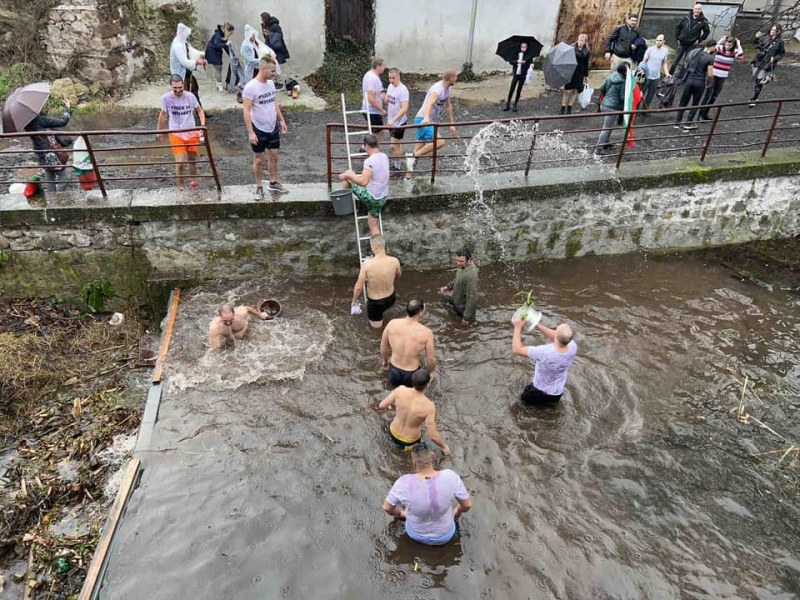 Перущица спази уникалната си традиция, изкъпаха младоженците