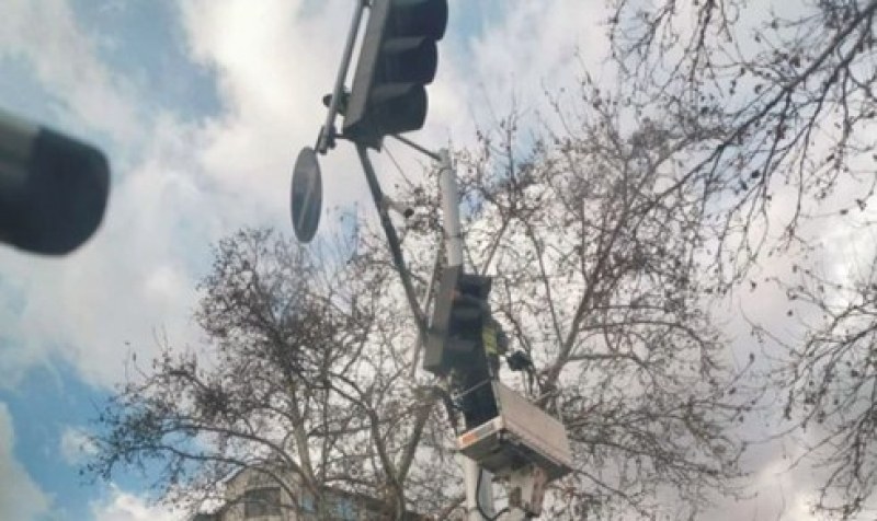 Светофар се откачи на натоварено кръстовище в Пловдив