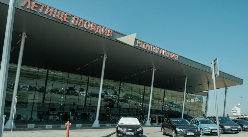 Румен Радев посрещна австрийският канцлер на летище “Пловдив“