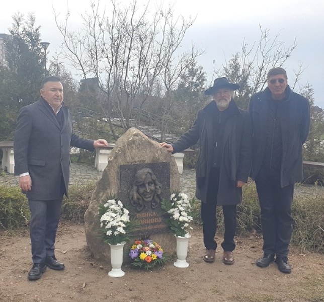 Барелеф на баскетболната легенда Пенка Стоянова бе открит в Карлово