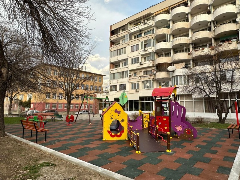 Нова детска площадка посреща малчуганите в „Северен“