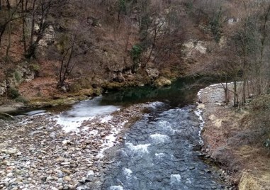 Чистят дерета, шахти, водоеми, корита на реки в Асеноградско