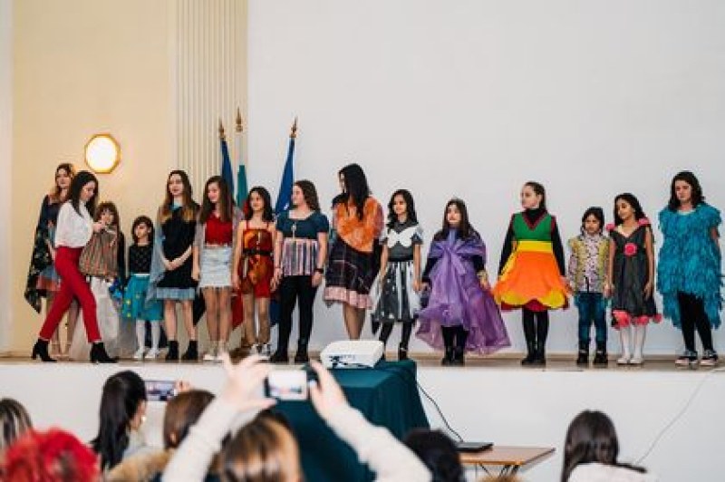 Деца в Карлово показаха уникално ревю на дрехи, създадени от отпадъчни материали