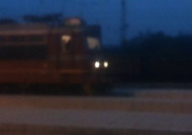 Влак остана блокиран с часове край Карлово
