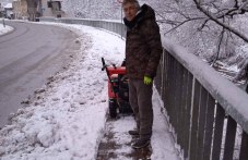 Кметът на Нареченски бани се хвана сам да чисти снега