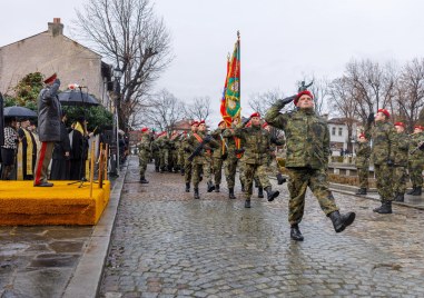 Военнослужещи положиха клетва пред паметника на Апостола в Карлово