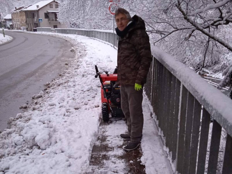 Кметът на Нареченски бани се хвана сам да чисти снега
