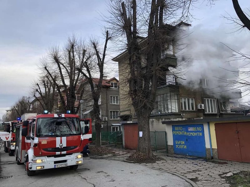 Жена пострада при пожар в Пловдив, евакуираха тийнейджър