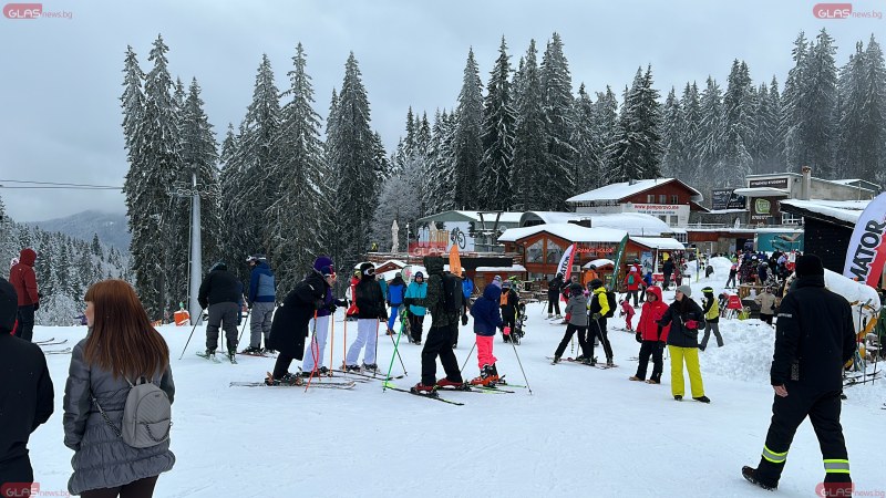 Стотици туристи напълниха Пампорово, снегът е 80 см
