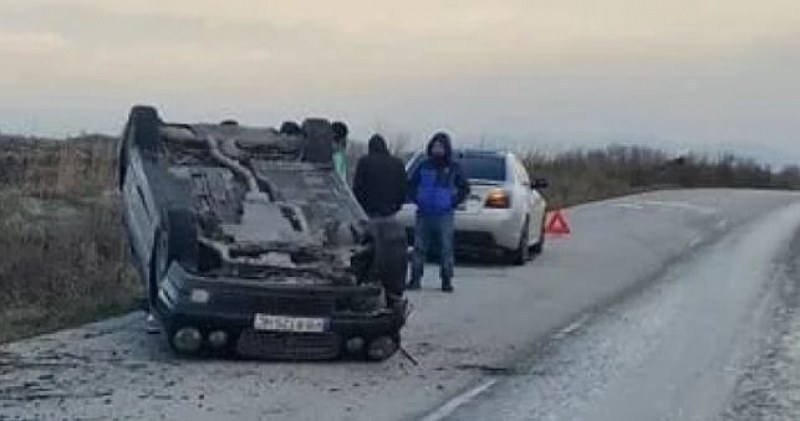 Кола се преобърна в Първомайско