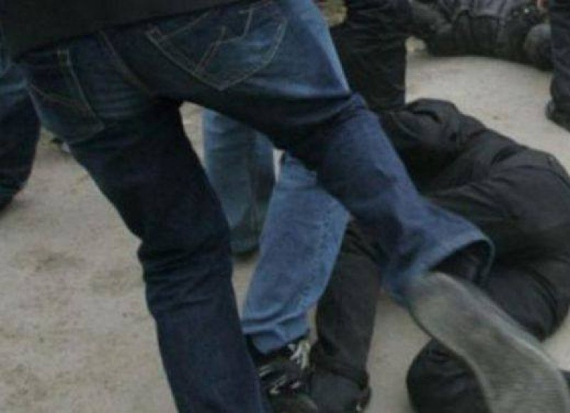 Пияни мъже пребиха жестоко младеж в Кършияка